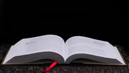 你爱的不是我,你心里还藏着谁,你爱的不是我,是否是我错了,是什么歌里的？