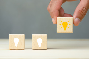 100句英语句子（谚语和名言一共一百句）<带中文翻译>