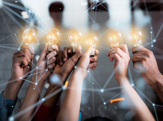 你爱的不是我,你心里还藏着谁,你爱的不是我,是否是我错了,是什么歌里的？