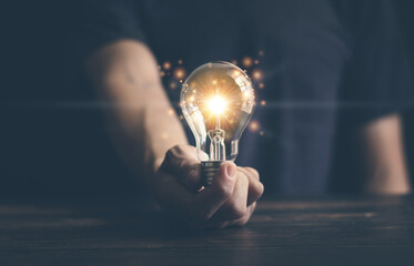 你爱的不是我,你心里还藏着谁,你爱的不是我,是否是我错了,是什么歌里的？