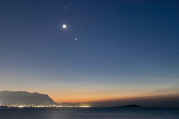 100句英语句子（谚语和名言一共一百句）<带中文翻译>